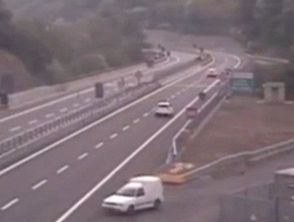 Contromano sull'autostrada A1 per 50 chilometri, il video dell'inseguimento durato 40 minuti