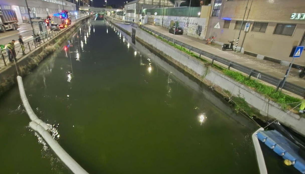 https://wips.plug.it/cips/notizie.virgilio.it/cms/2026/09/darsena-milano-chiazza-oleosa-gasolio-naviglio.jpg