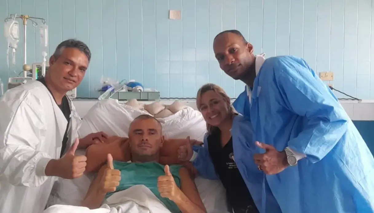 alessandro di battista pubblica la foto dei medici cubani che mi hanno salvato la vita da Virgilio.it alessandro di battista pubblica la foto dei medici cubani che mi hanno salvato la vita