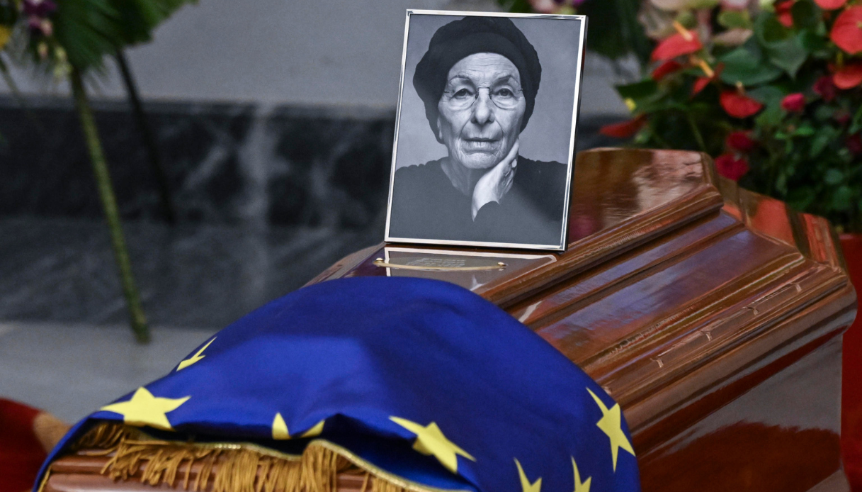 aperta in campidoglio la camera ardente per emma bonino l omaggio delle istituzioni e dei cittadini da Virgilio.it aperta in campidoglio la camera ardente per emma bonino l omaggio delle istituzioni e dei cittadini
