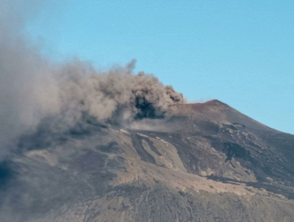 Eruzione Etna a Catania, problemi in aeroporto: voli in partenza cancellati dirottati su Comiso e Palermo