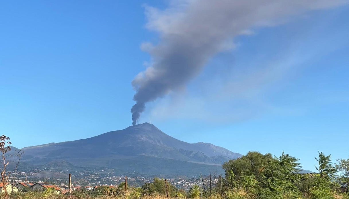 eruzione etna gioved236 24 settembre voli a rischio all aeroporto di catania nube di cenere allerta rossa da Virgilio.it eruzione etna gioved236 24 settembre voli a rischio all aeroporto di catania nube di cenere allerta rossa
