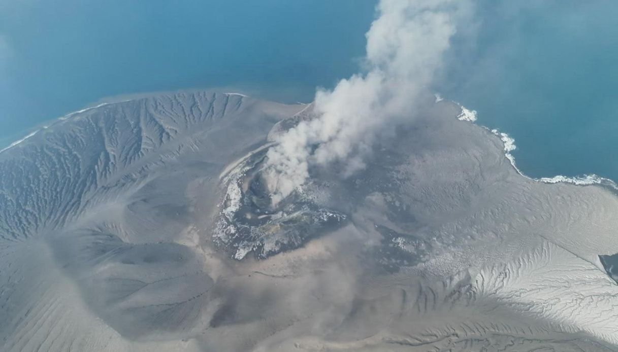 https://wips.plug.it/cips/notizie.virgilio.it/cms/2026/09/eruzione-vulcano-krakatau-indonesia.jpg