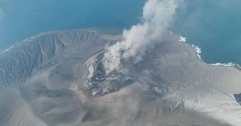 eruzione vulcano krakatau indonesia