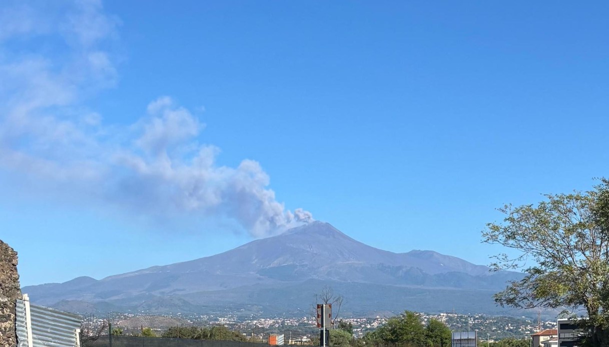 eruzione etna marted236 29 settembre allerta rossa del vona per la cenere che minaccia l aeroporto di catania da Virgilio.it eruzione etna marted236 29 settembre allerta rossa del vona per la cenere che minaccia l aeroporto di catania