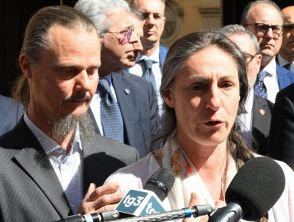 Simone Pillon avvocato della famiglia nel bosco attacca l'assistente sociale per il rientro 