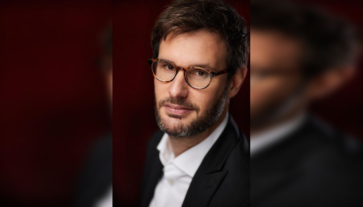 Regista e autore Marco Savatteri in una scena del suo spettacolo “Il Risveglio degli Dei” a Agrigento, tra pietre antiche e pubblico in attesa