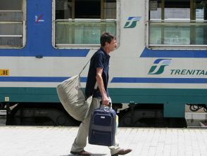 Fulmine colpisce il treno regionale Sestri-Savona vicino Sori, paura a bordo: passeggeri costretti a scendere