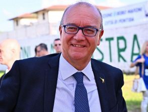 Valditara fa chiarezza sul tetto agli studenti stranieri a scuola, 
