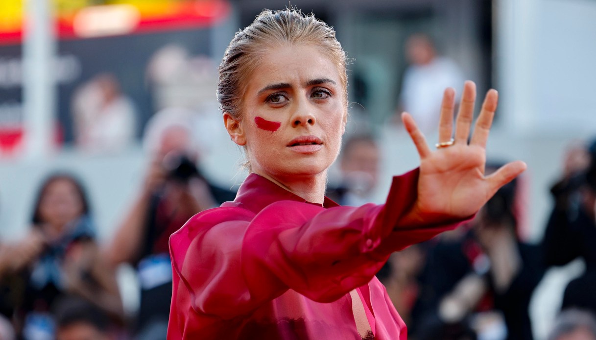 greta scarano porta i femminicidi al festival di venezia gesto sul red carpet dopo quello di lorena isceri da Virgilio.it greta scarano porta i femminicidi al festival di venezia gesto sul red carpet dopo quello di lorena isceri
