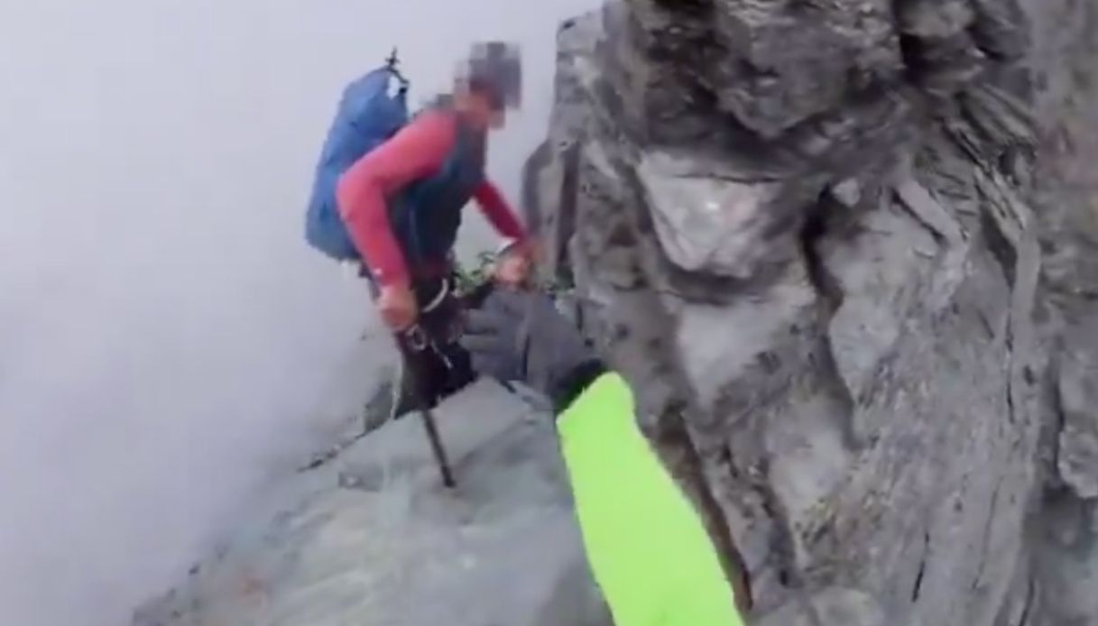 Guida alpina e turista polacco si confrontano su sentiero, video diventa virale