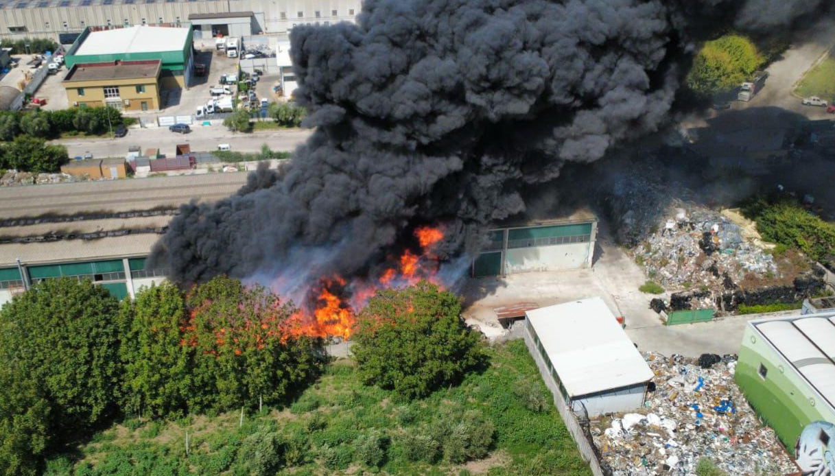 incendio ad airola vicino benevento le fiamme continuano dopo 3 giorni diossina oltre il limite da Virgilio.it incendio ad airola vicino benevento le fiamme continuano dopo 3 giorni diossina oltre il limite