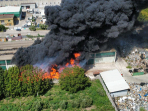 Incendio ad Airola vicino Benevento, le fiamme continuano dopo 3 giorni: diossina oltre il limite