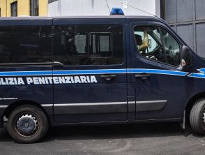 Incendio nel carcere di Viterbo, nuovo rogo appiccato dai detenuti in isolamento: 