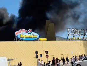 Incendio al centro commerciale Conca d'Oro di Palermo, colonna di fumo nero e paura tra i clienti evacuati