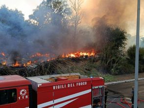 Doppio incendio a Roma tra Tor Vergata e Magliana, chiusa una rampa dell'autostrada Roma Fiumicino