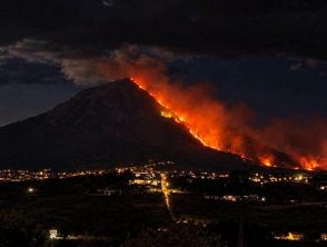 Grave incendio sul Taburno, Eremo di San Michele Arcangelo circondato dalle fiamme e paura a Foglianise
