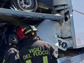 Tragico incidente mortale sull'A1 tra mezzi pesanti, morto il conducente di un camion: chi era la vittima