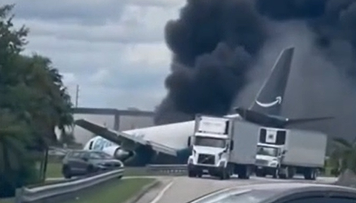 incidente aereo a miami cargo amazon fuori pista colpisce alcuni veicoli almeno 5 morti fiamme in aeroporto da Virgilio.it incidente aereo a miami cargo amazon fuori pista colpisce alcuni veicoli almeno 5 morti fiamme in aeroporto