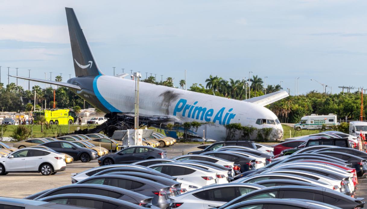 incidente aereo a miami le immagini del cargo amazon e dei veicoli colpiti in aeroporto durante l atterraggio da Virgilio.it incidente aereo a miami le immagini del cargo amazon e dei veicoli colpiti in aeroporto durante l atterraggio