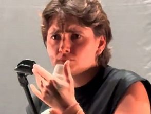 Madame abbandonata dal fonico sul palco perché deve 