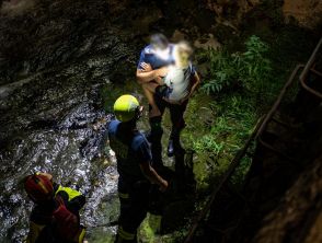 Tre fratellini rimangono bloccati in mezzo al fiume a Merano, l'intervento di un carabiniere li salva