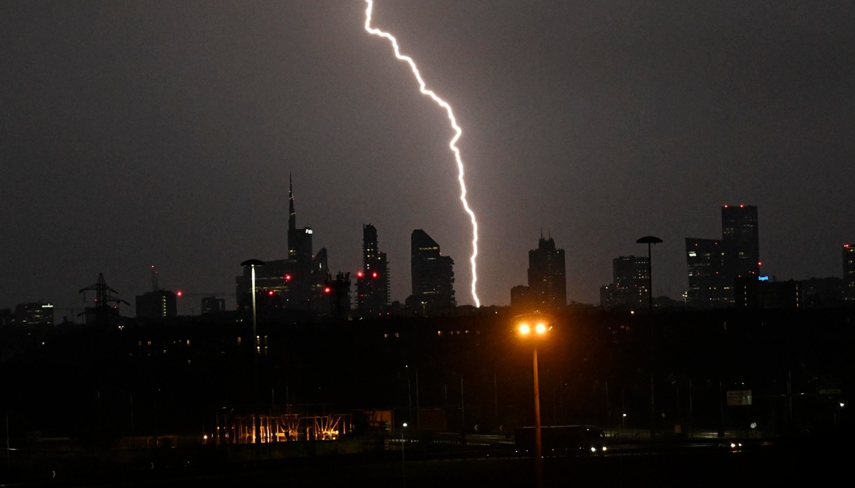 https://wips.plug.it/cips/notizie.virgilio.it/cms/2026/09/meteo-maltempo-milano-pioggia.jpg