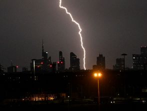Allerta meteo e maltempo all'alba a Milano con raffiche di vento e strade allagate, le altre zone colpite