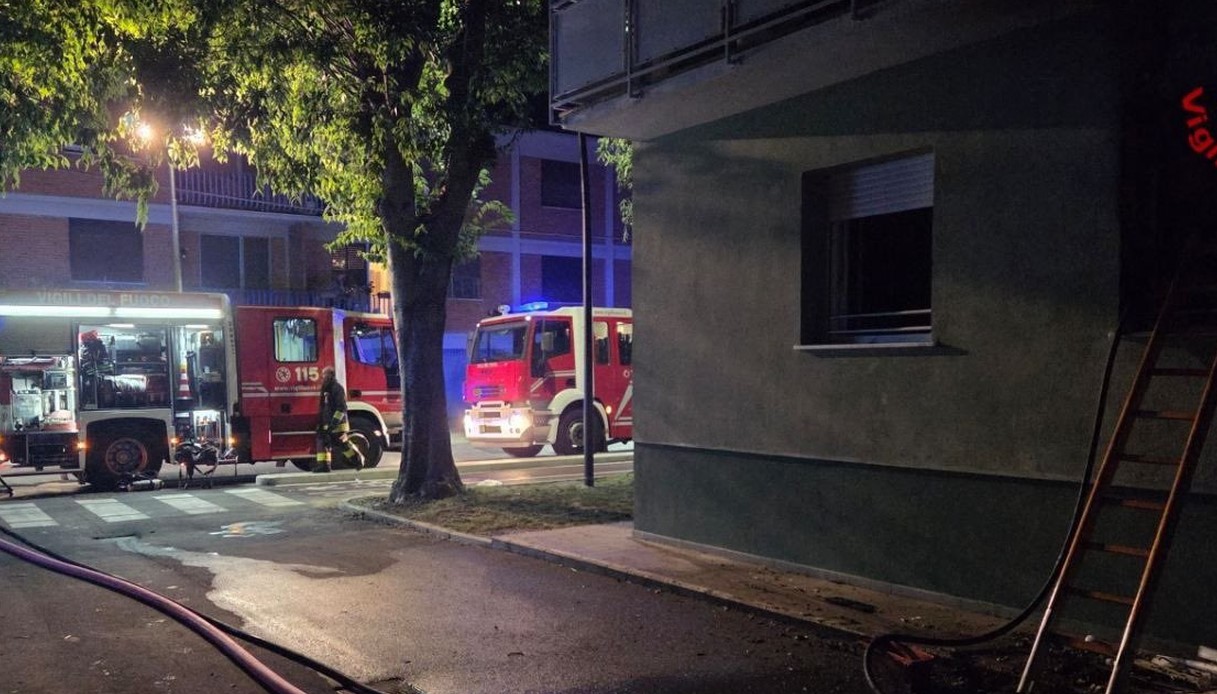 Due morti nell'incendio a San Vito vicino Lucca, fiamme in un appartamento: tra 