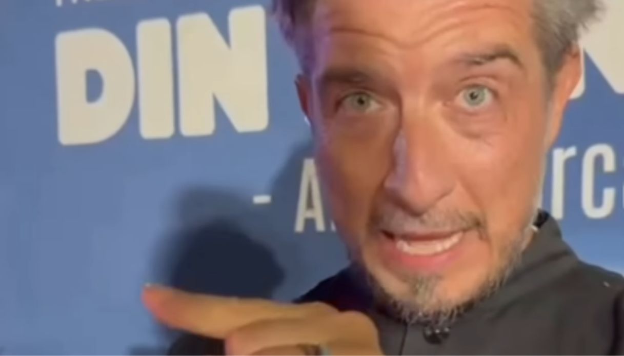 paolo ruffini scopre truffa ai danni di una fan ladro le ruba 4 mila euro fingendosi lui ti becchiamo da Virgilio.it paolo ruffini scopre truffa ai danni di una fan ladro le ruba 4 mila euro fingendosi lui ti becchiamo