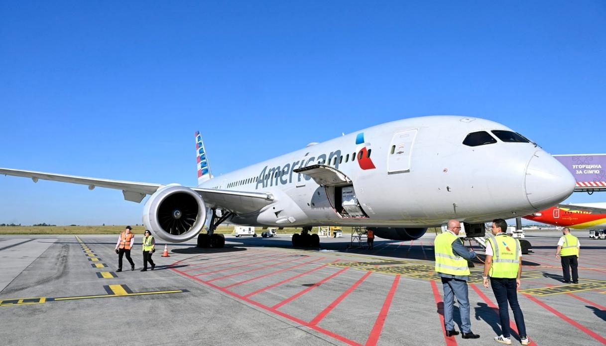 https://wips.plug.it/cips/notizie.virgilio.it/cms/2026/09/passeggero-immobilizzato-volo-american-airlines.jpg