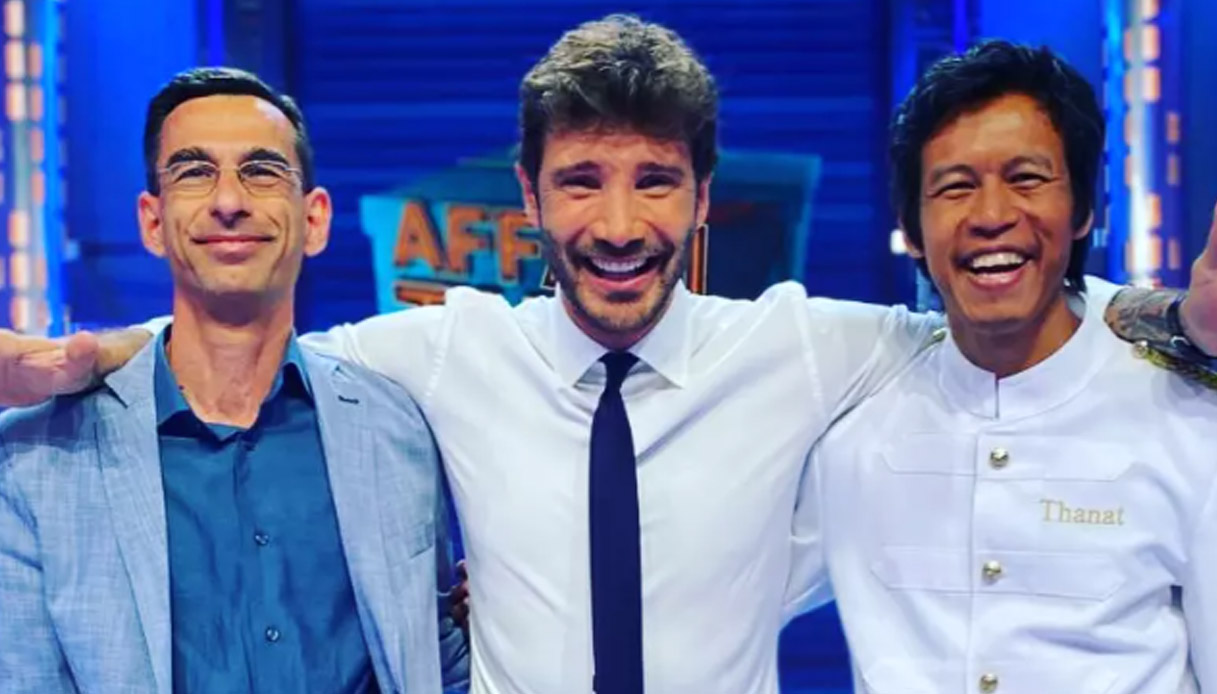 https://wips.plug.it/cips/notizie.virgilio.it/cms/2026/09/pierluigi-lupo-thant-stefano-de-martino-affari-tuoi.jpg
