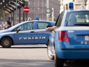 Paura in strada a Gela, arrestato per tentato omicidio dopo aver provato a sgozzare una donna con un coltello