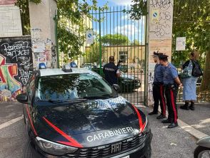 Prof accoltellata a scuola, la famiglia dello studente sapeva dei problemi. La docente: 