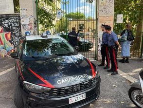 Prof Marsilio accoltellata a scuola dallo studente, su Telegram caccia ai complici del 13enne: in 5 nel mirino