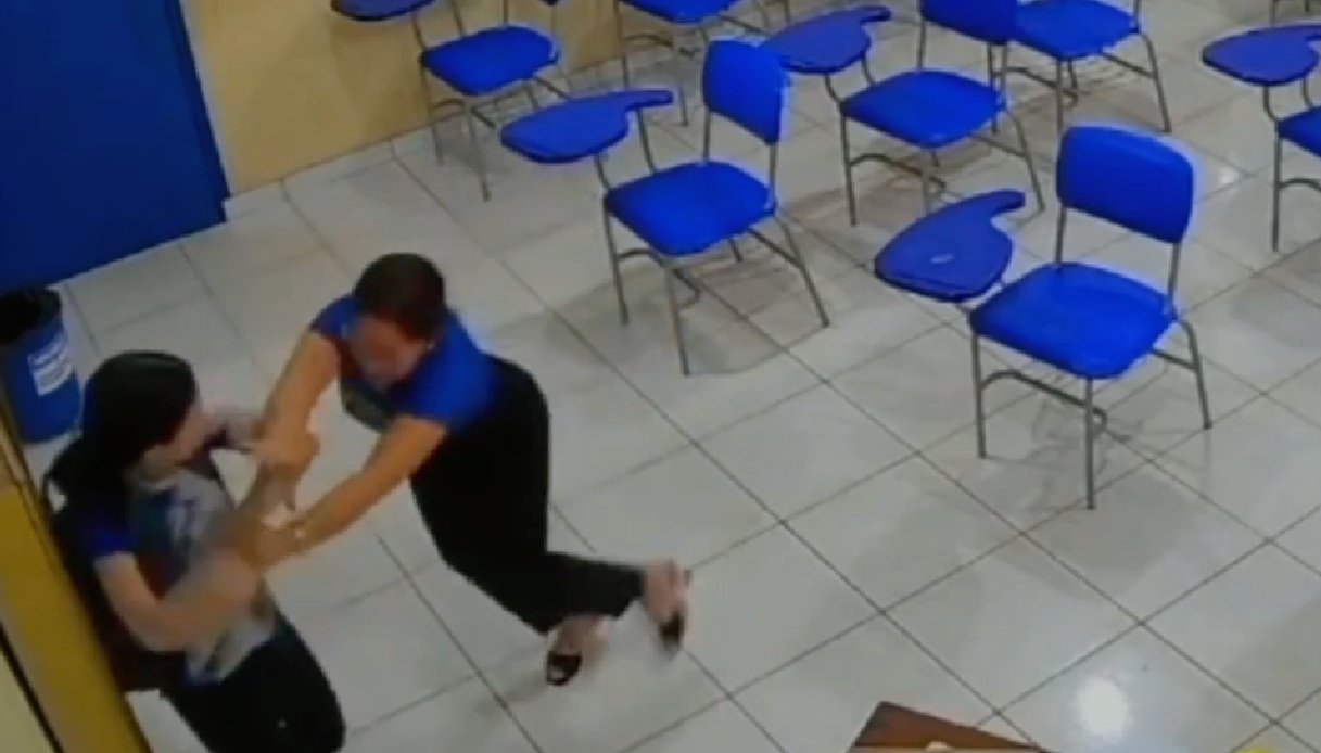 studentessa accoltella professoressa in brasile dopo una lite per i voti il video dell aggressione a scuola da Virgilio.it studentessa accoltella professoressa in brasile dopo una lite per i voti il video dell aggressione a scuola