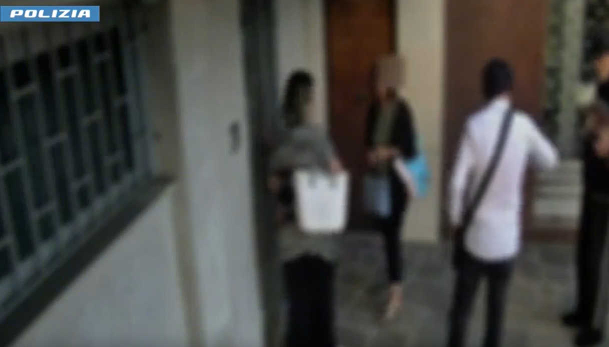 rapine alle poste a roma la coppia dei travestimenti arrestata decisivo il cerotto sul tatuaggio da Virgilio.it rapine alle poste a roma la coppia dei travestimenti arrestata decisivo il cerotto sul tatuaggio