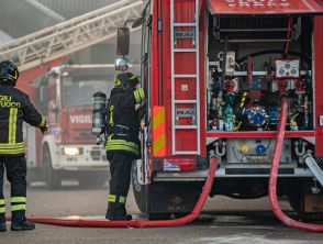 Incendio a Roma in un palazzo in viale Togliatti, salvate 3 persone ma c'è un disperso: la situazione