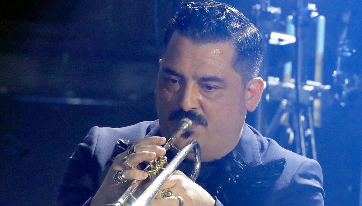 Roy Paci ricoverato d'urgenza per "seri problemi di salute", annullati i concerti "per un'operazione"