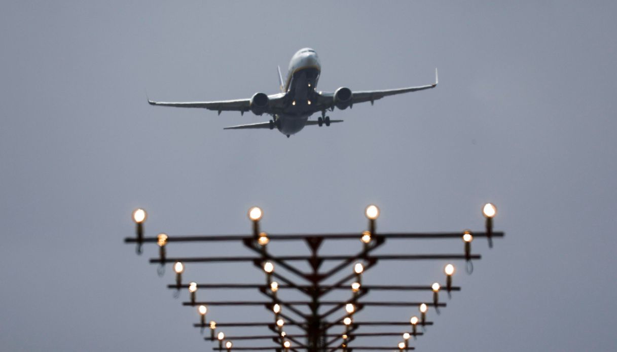 ryanair voli invernali tagliati per il caro cherosene ne saltano 10 mila in quattro mesi tratte a rischio da Virgilio.it ryanair voli invernali tagliati per il caro cherosene ne saltano 10 mila in quattro mesi tratte a rischio