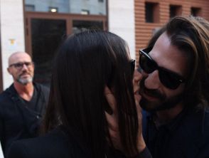 Sara Soldati e Leonardo Maria Del Vecchio, il bacio cancella l'estate di liti per l'affidamento della figlia