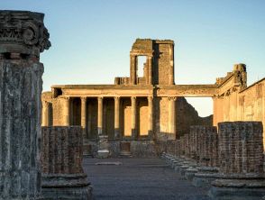 Custode degli Scavi di Pompei arrestato per aver abusato di un turista 17enne, si sarebbe finto una guida