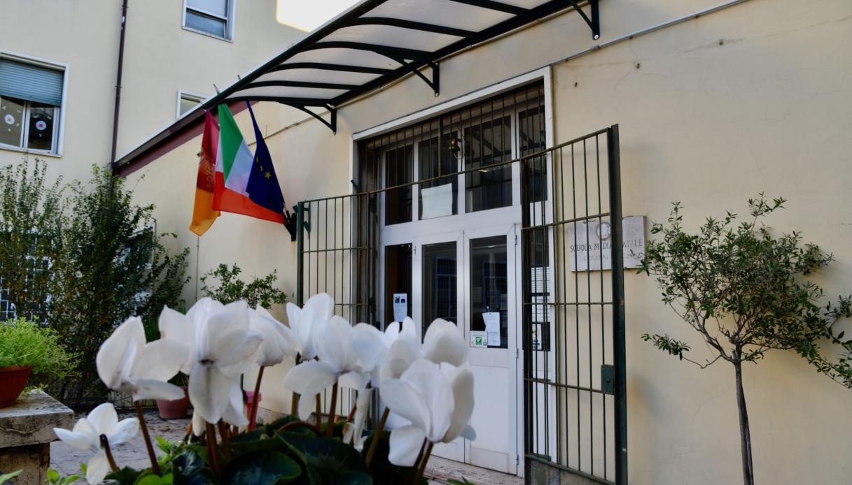 https://wips.plug.it/cips/notizie.virgilio.it/cms/2026/09/scuola-media-verga-roma.jpg