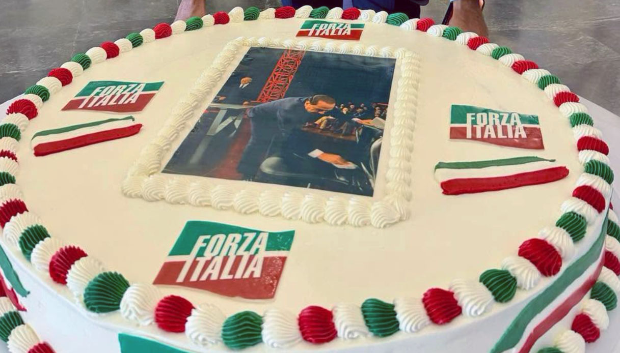forza italia festeggia silvio berlusconi a napoli sulla torta la foto mentre pulisce la sedia di travaglio da Virgilio.it forza italia festeggia silvio berlusconi a napoli sulla torta la foto mentre pulisce la sedia di travaglio