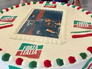 Forza Italia festeggia Silvio Berlusconi a Napoli, sulla torta la foto mentre pulisce la sedia di Travaglio