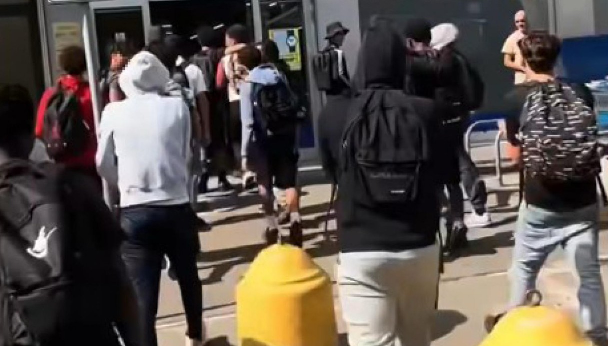 supermercato assaltato da 50 giovani dopo la scuola furti a raffica nelle corsie e video sui social da Virgilio.it supermercato assaltato da 50 giovani dopo la scuola furti a raffica nelle corsie e video sui social