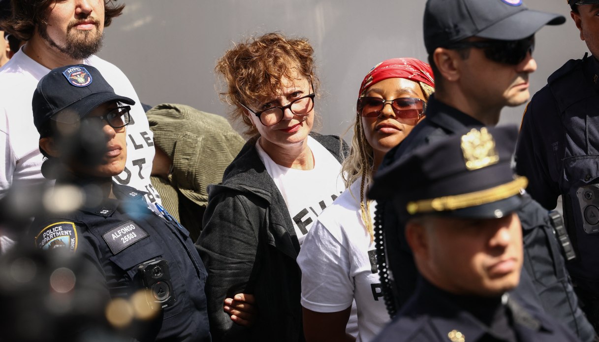 https://wips.plug.it/cips/notizie.virgilio.it/cms/2026/09/susan-sarandon-arrestata.jpg