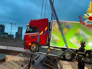 Tir sfonda il guardrail a Milano in zona Merlata: sospeso nel vuoto, autista salvato dai vigili del fuoco