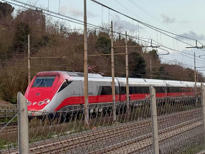 Treni in ritardo e fermate cancellate per problemi sull'Alta Velocità tra Milano e Bologna, caos e disagi