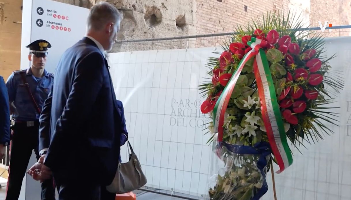 operaio morto chiuso il colosseo il ministro giuli depone una corona di fiori per andrea moretti da Virgilio.it operaio morto chiuso il colosseo il ministro giuli depone una corona di fiori per andrea moretti
